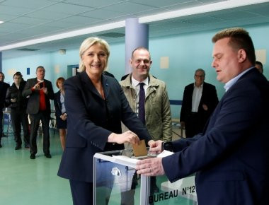 Γαλλικές εκλογές: Ψήφισε η Μ.Λεπέν (φωτό, βίντεο)